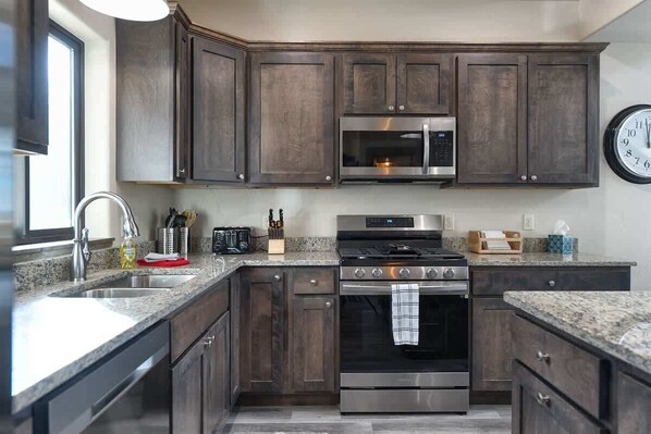 Frigorífico, microondas, horno y placa de cocina