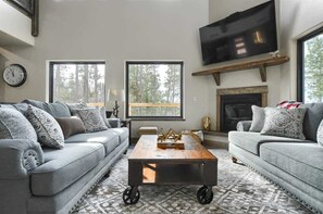 Smart TV, fireplace - Hickok’s Bluff – Spacious Black Hills Cabin with Views, Hot Tub & Game Room (Lead)