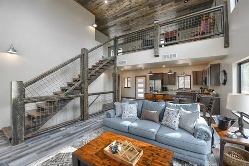 Hickok’s Bluff – Spacious Black Hills Cabin with Views, Hot Tub & Game Room