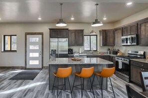 Geladeira, micro-ondas, fogão, cooktop