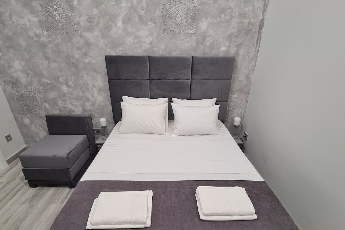 Deluxe kamer | Een kluis op de kamer, verduisterende gordijnen