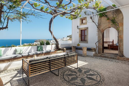 Arte Lindos Suites