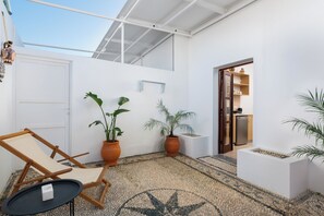 Superior One Bedroom Suite with Sea View Balcony & Patio | Een kluis op de kamer, een laptopwerkplek, verduisterende gordijnen