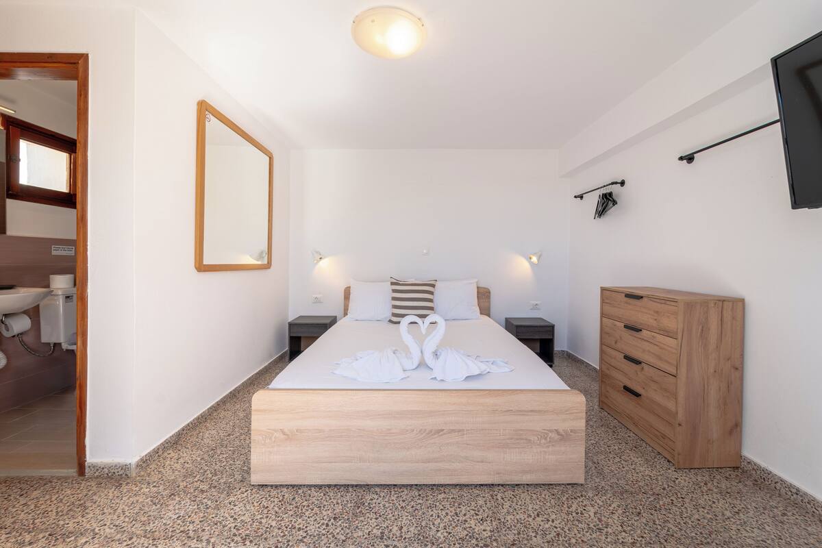 Zimmersafe, laptopgeeigneter Arbeitsplatz, Verdunkelungsvorhänge