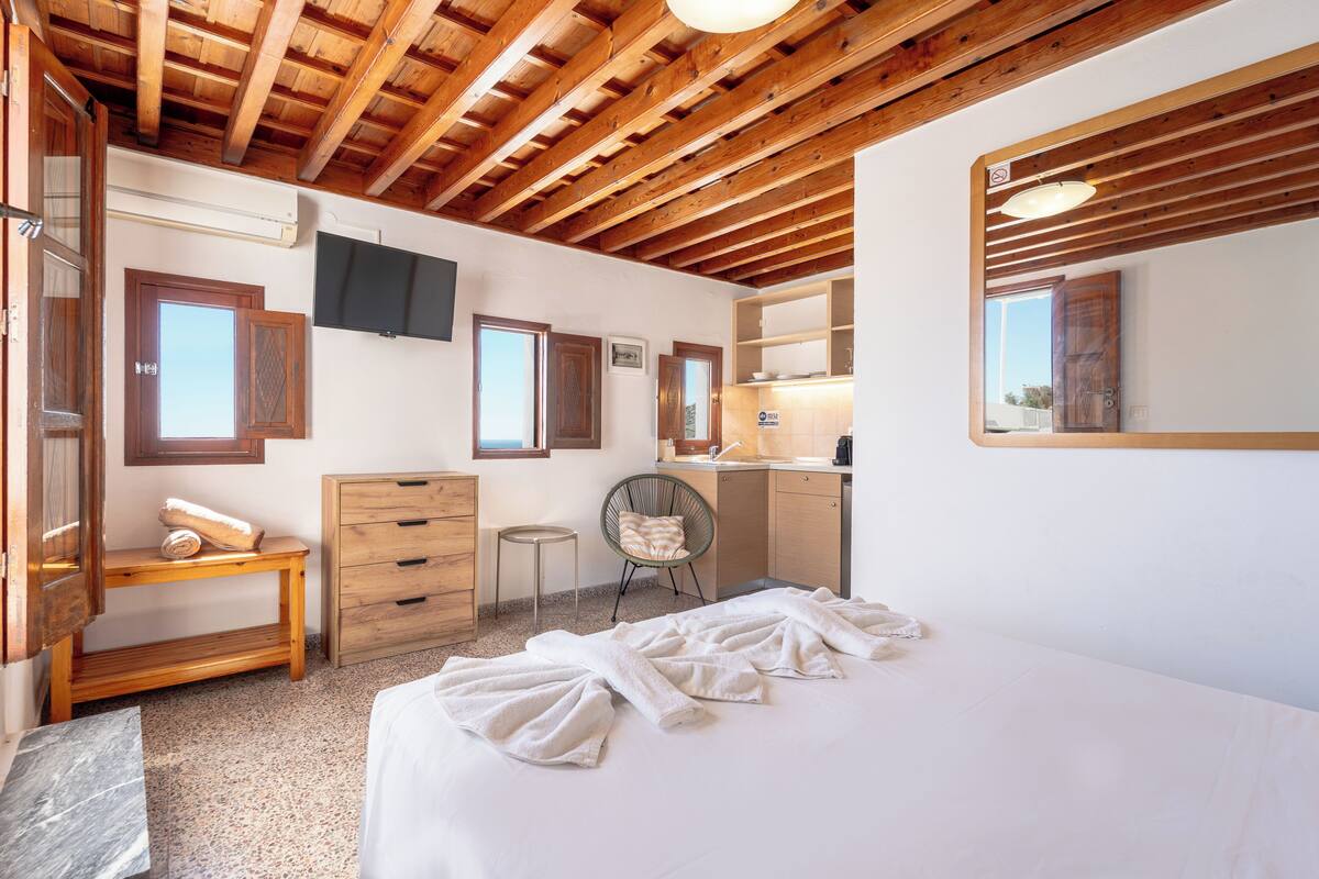 Rooftop Studio with Sea View | Zimmersafe, laptopgeeigneter Arbeitsplatz, Verdunkelungsvorhänge