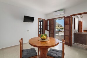 Four Bedroom Villa with Sea View | Wohnbereich | Fernseher