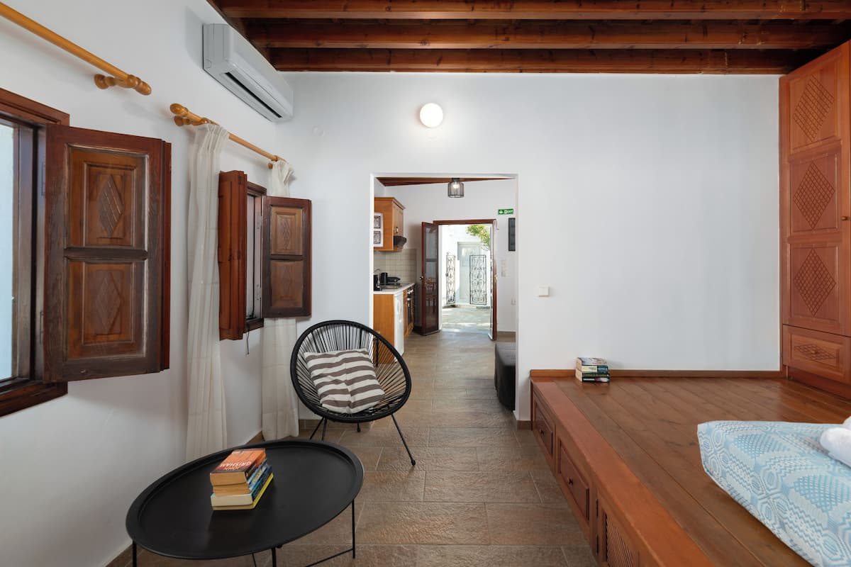 Traditional Suite with Terrace and Sea View | 客房内保险箱、笔记本电脑工作区、遮光窗帘、熨斗/熨板