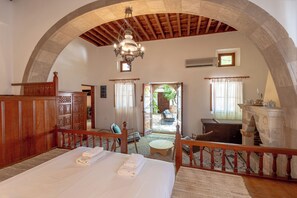 Three-Bedroom Lindos Tranditional Suite | 客房內保險箱、筆電工作空間、遮光布/窗簾、熨斗/熨衣板