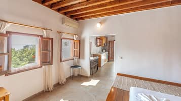 Traditional Suite with Terrace and Sea View | Zimmersafe, laptopgeeigneter Arbeitsplatz, Verdunkelungsvorhänge