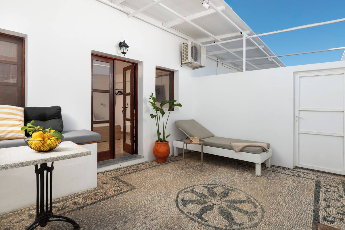 One Bedroom Suite with Patio | 露台