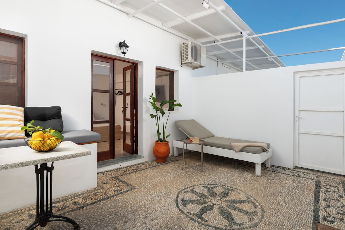 One Bedroom Suite with Patio | 테라스/파티오