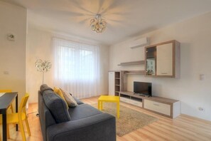 Living area - Vision Apartments - Deluxe One-Bedroom Apartment (Budapest)