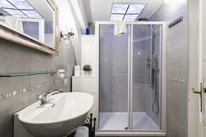 Shower, hair dryer, bidet, towels - Orsini Palace (Roma)