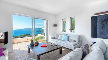 Een televisie, een dvd-speler, boeken en een stereo