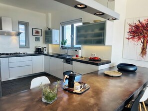 Frigorifero, microonde, forno, piano cottura