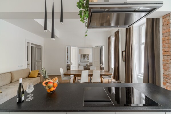 Departamento Elite | Área de sala de estar | Smart TV de 68 pulgadas con canales por cable y televisión 