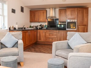 Fridge, electric kettle, toaster, cookware/dishes/utensils - Sunset View (Whitby)