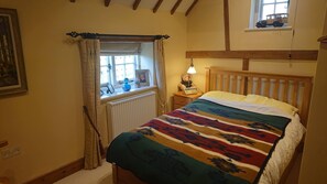 Cottage | 2 bedrooms, iron/ironing board, free WiFi, bed sheets - Charming 17th Century 2-bed Cottage in Medmenham (Marlow)