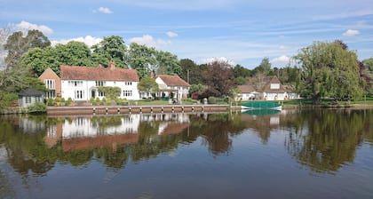 Charming 17th Century 2-bed Cottage in Medmenham