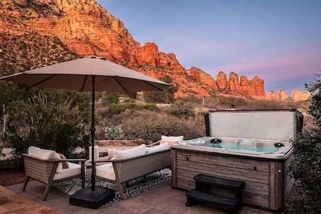 屋外スパ浴槽. Sedona`s Oceanfront Property • Spa, Views, Trails!