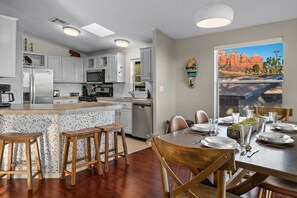 Dining - Sedona`s Oceanfront Property • Spa, Views, Trails! (Sedona)