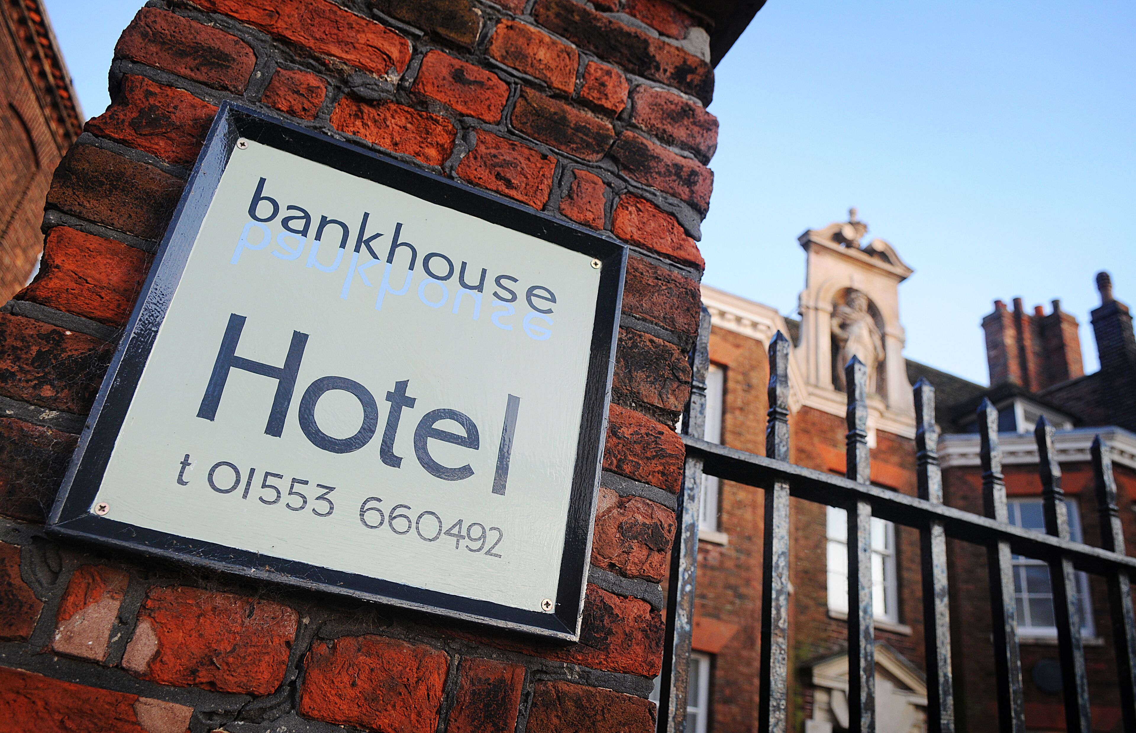 Naamplaatje voor een bankhouse pub en hotel met contactgegevens.
