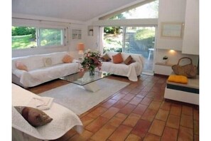 Smart TV, chimenea, reproductor de DVD, mesa de ping pong