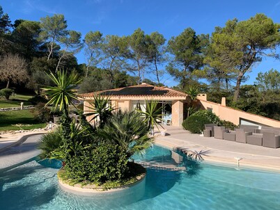 Large 600M2 property, tennis and 60sqm pool house with bar-kitchen on 10000 sqm