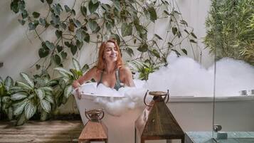 SUITE BAMBÚ | Bathroom | Free toiletries, towels, soap, shampoo