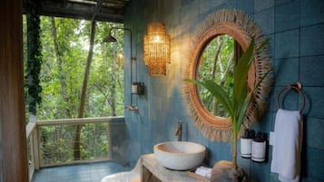 SUITE BOSQUE | Bathroom | Free toiletries, towels, soap, shampoo