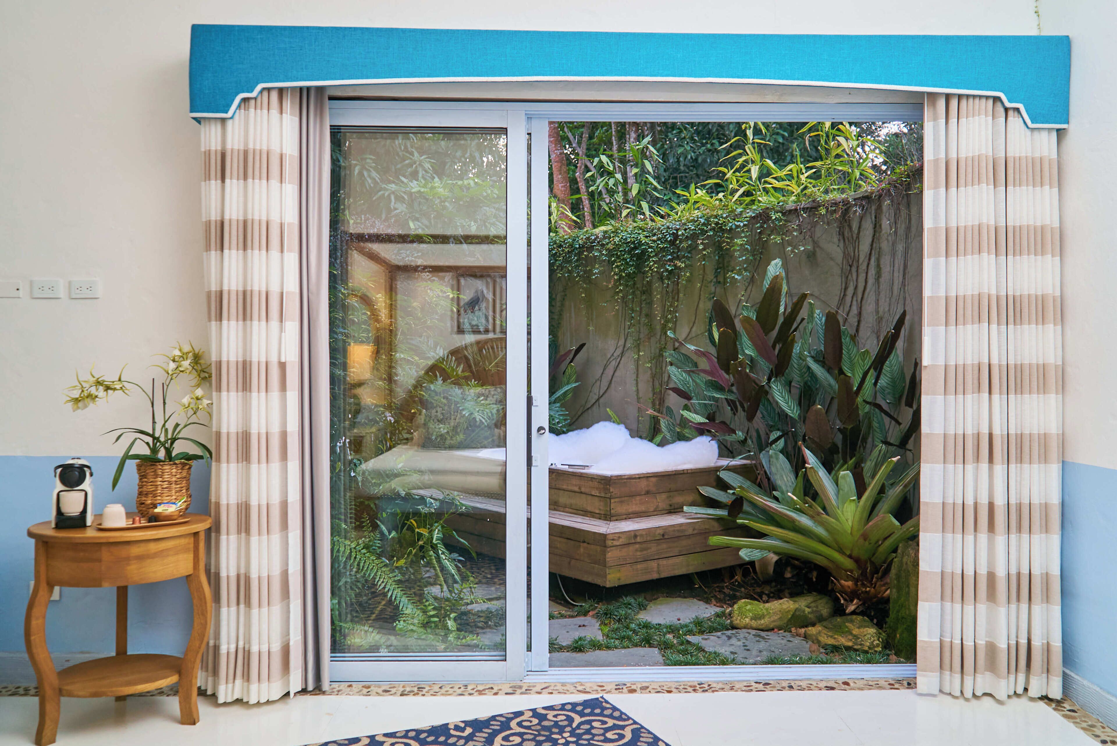 Suite | Woonruimte | Een 44-inch flatscreentelevisie met satellietzenders en televisie