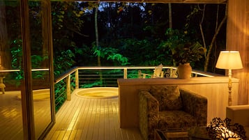 Luxury Studio Suite, 1 Queen Bed | Living area | 44-inch flat-screen TV with satellite channels, TV