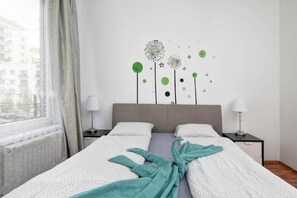 1 bedroom, bed sheets
