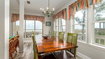 House, 3 Bedrooms | Tempat makan