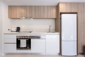 Réfrigérateur, four à micro-ondes, lave-vaisselle, cafetière-théière