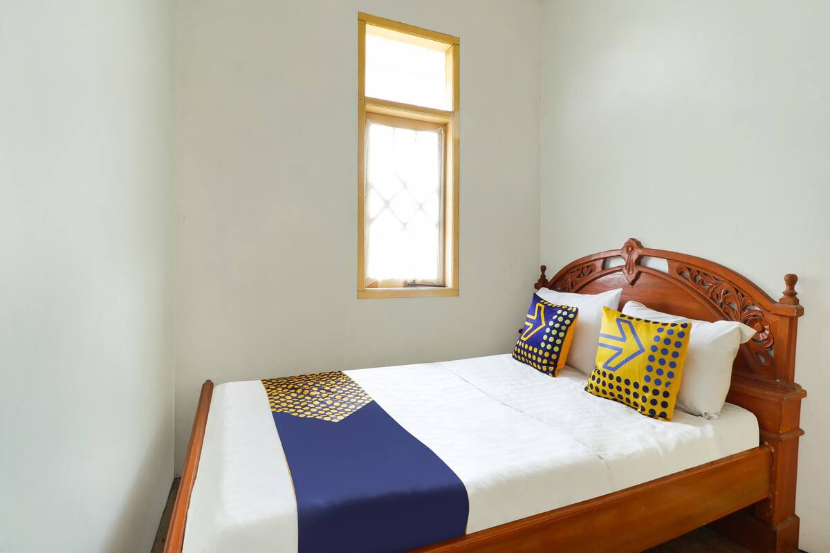 Desk, free WiFi, bed sheets