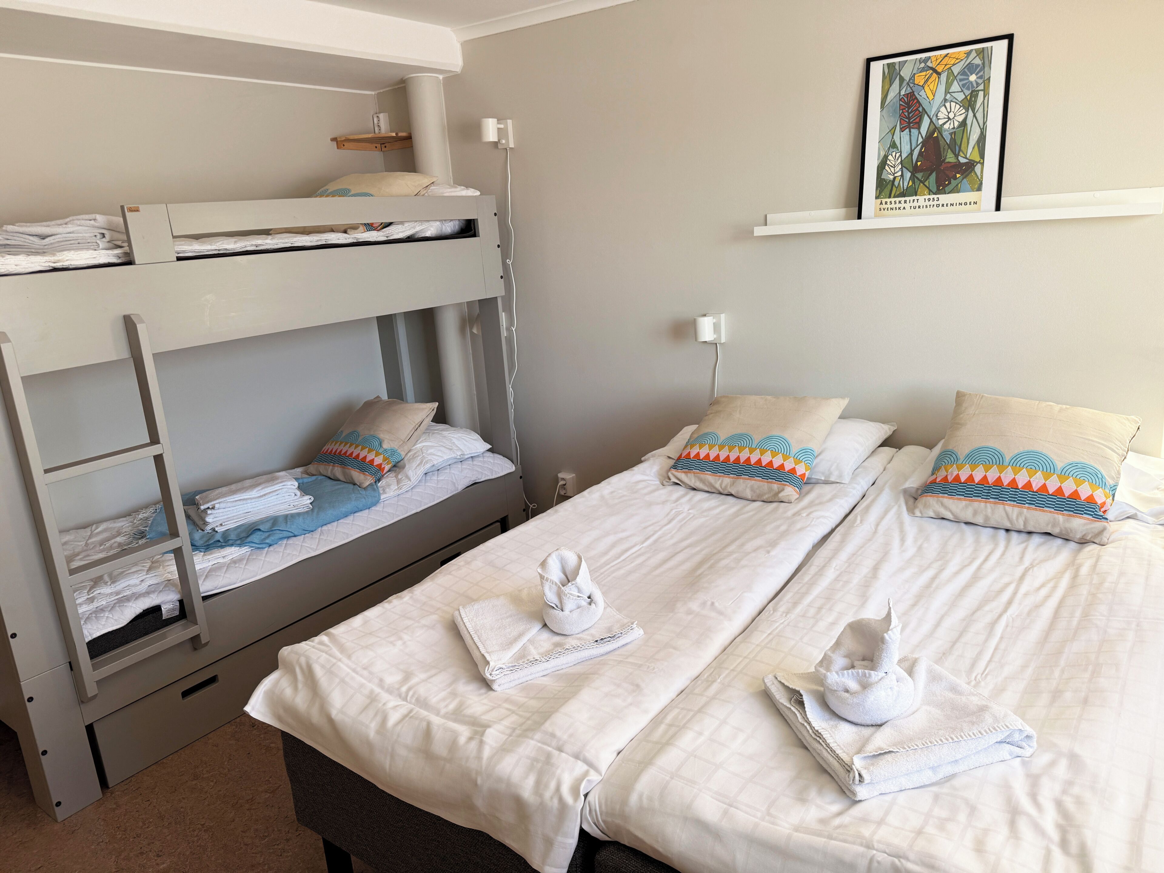 Economy vierpersoonskamer | Een laptopwerkplek, een strijkplank/strijkijzer, gratis wifi, beddengoed