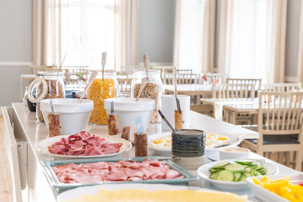 Free daily buffet breakfast