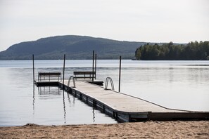 En la playa, kayak, pesca