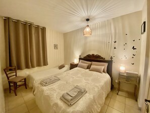 6 Schlafzimmer, Schreibtisch, Bügeleisen/Bügelbrett, Reisekinderbett