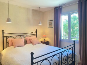 6 camere, una scrivania, ferro/asse da stiro, culla da viaggio