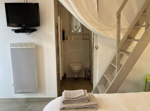 6 makuuhuonetta, työpöytä, silitysrauta/-lauta, vauvan matkasänky