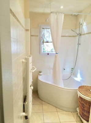 Dusche, Haartrockner, Bidet, Handtücher