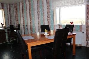 Großer Kühlschrank, Mikrowelle, Ofen, Geschirrspüler