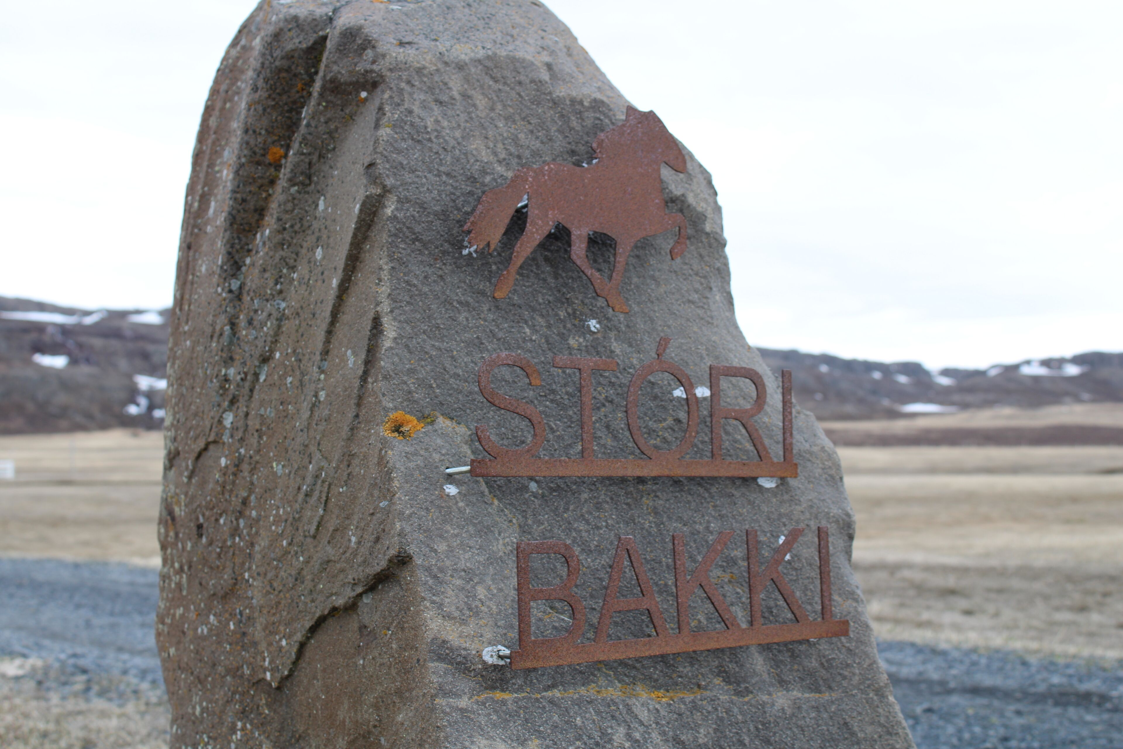 A stone monument with a horse silhouette and the text "STÓRÍ BAKKI".