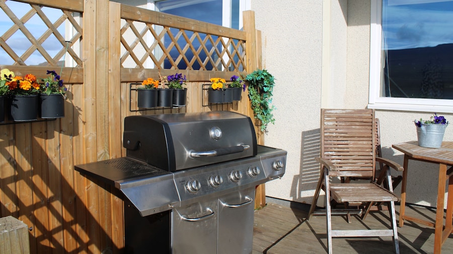 Stóri-Bakki Guesthouse with hot tub