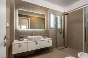 Kostenlose Toilettenartikel, Handtücher