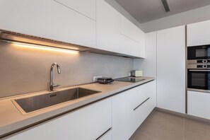 Kühlschrank, Mikrowelle, Ofen, Herdplatte