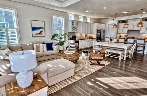 Coastal Club * Spacious and Luxurious 6BR house , w 4 Baths Sleeps up to 14