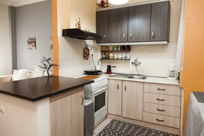 Grand réfrigérateur, micro-ondes, four, plaque de cuisson